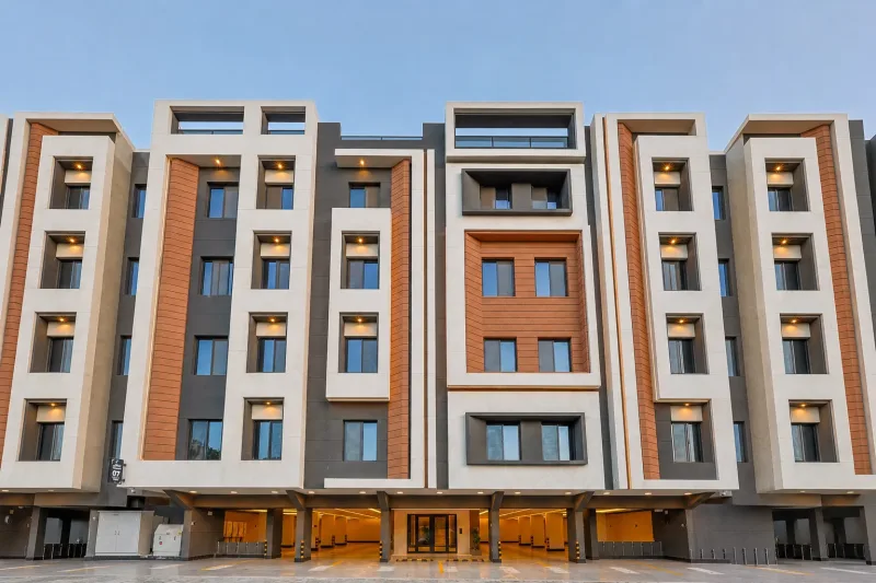 واجهة عمارة سكنية حديثة بتشطيب حجري وطوب بلون الطين — تصوير عقاري في جدة بعدسة معتز ساتي