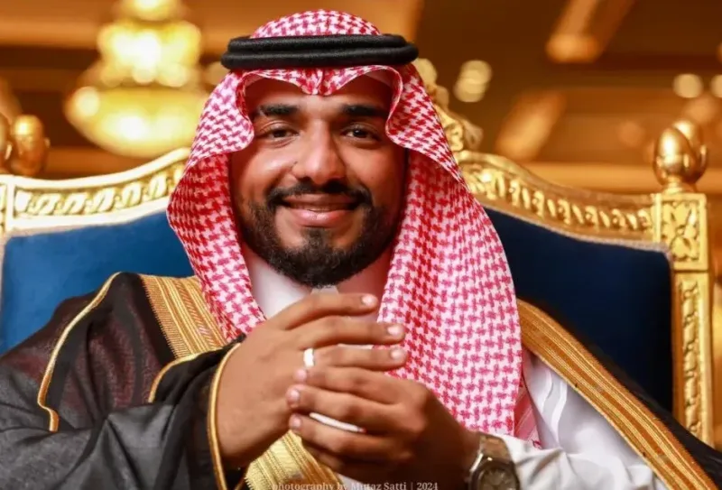 بورتريه لعريس في قاعة بإضاءة دافئة — تصوير معتز ساتي