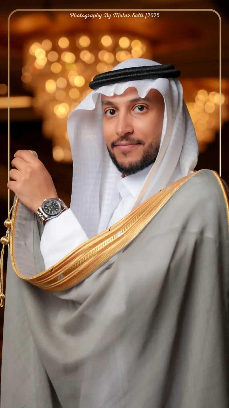 العريس ممسكًا بعصا التشريفة أمام ثريّات القاعة — تصوير زواجات في جدة بعدسة معتز ساتي