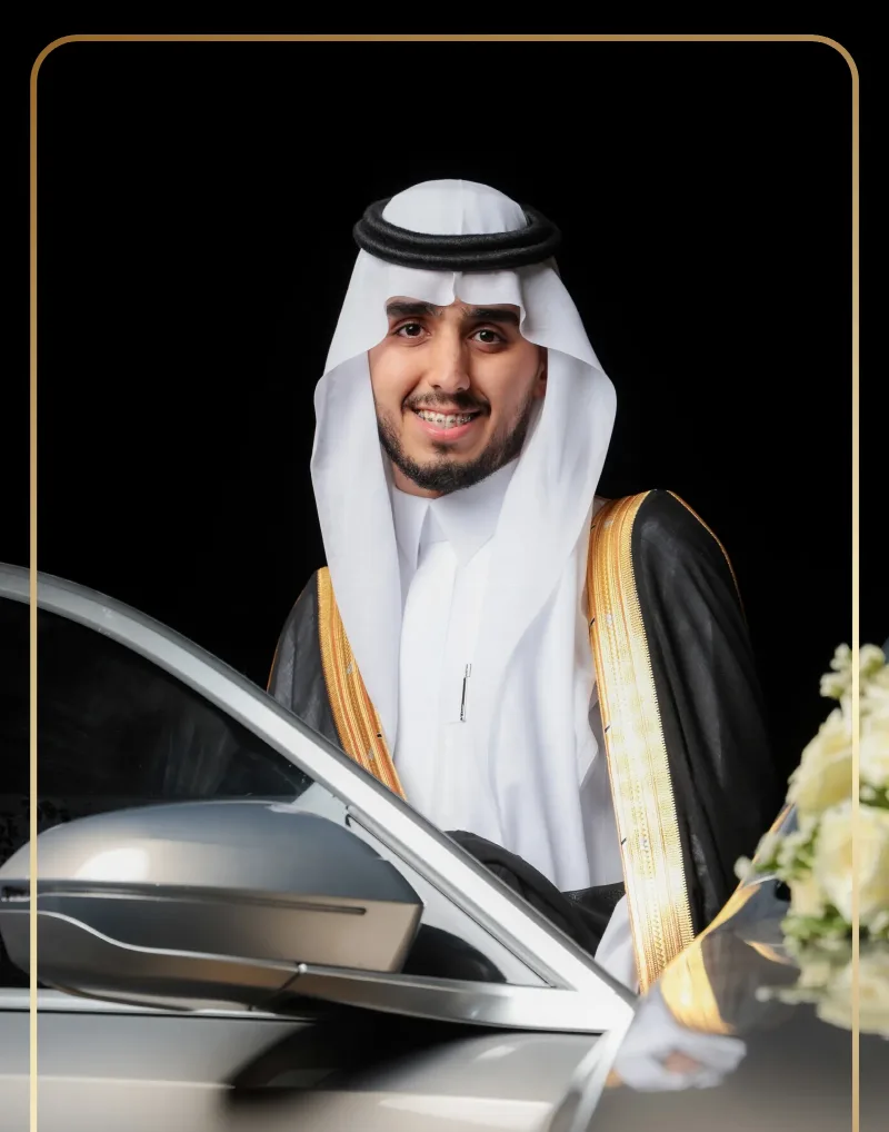 العريس إلى جانب سيارة الزفاف وباقة الورد — تصوير زواجات في جدة بعدسة معتز ساتي
