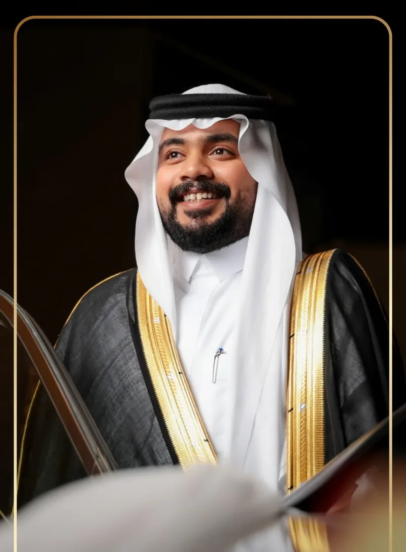 العريس مبتسمًا بالبشت الذهبي — تصوير زواجات في جدة بعدسة معتز ساتي