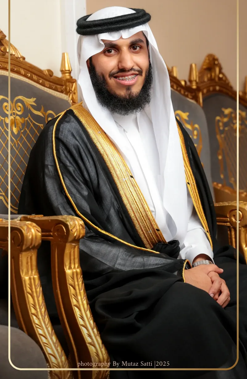 العريس على مقعده المذهّب في صالة الاحتفال — تصوير زواجات في جدة بعدسة معتز ساتي