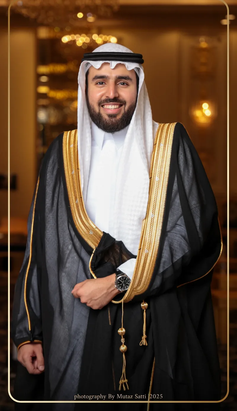 العريس بالبشت الأسود بين الضيوف — تصوير زواجات في جدة بعدسة معتز ساتي