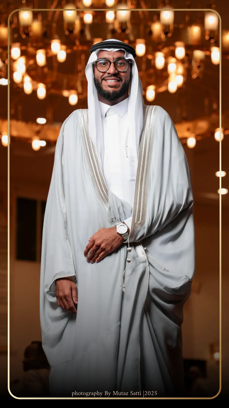 العريس مبتسمًا تحت ثريّات القاعة — تصوير زواجات في جدة بعدسة معتز ساتي