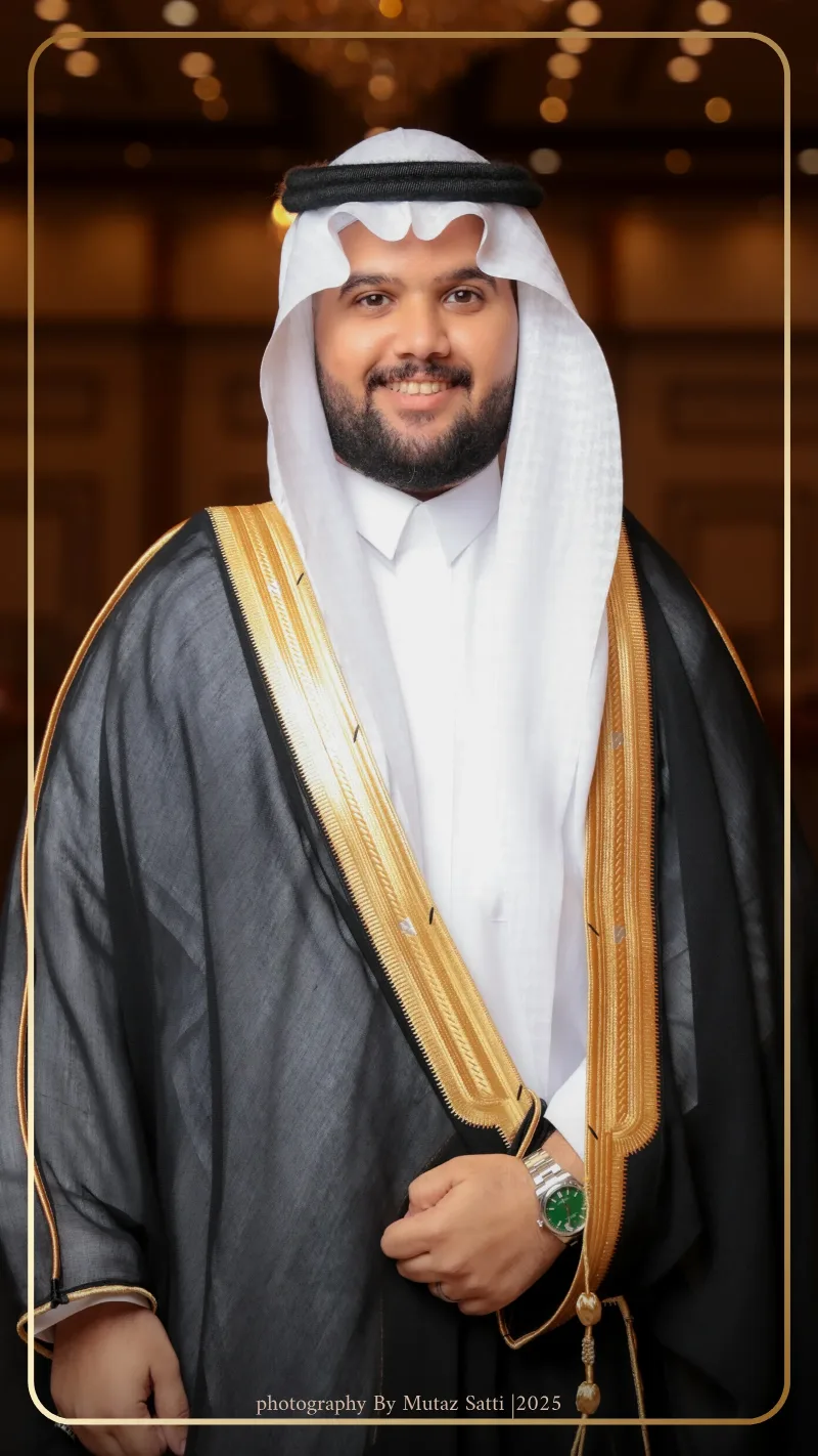 العريس بالبشت الرمادي في صالة الاحتفال — تصوير زواجات في جدة بعدسة معتز ساتي